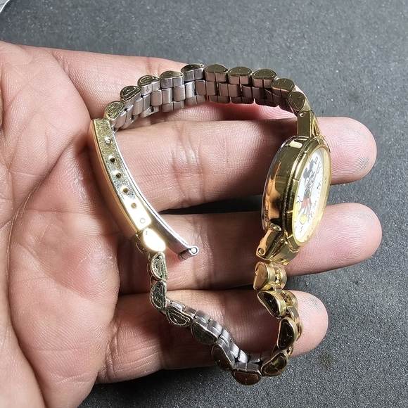 Disney Mickey Mouse Quartz Gold Tone Fashion Watch Exclusively For Disney Workin - Picture 8 of 10